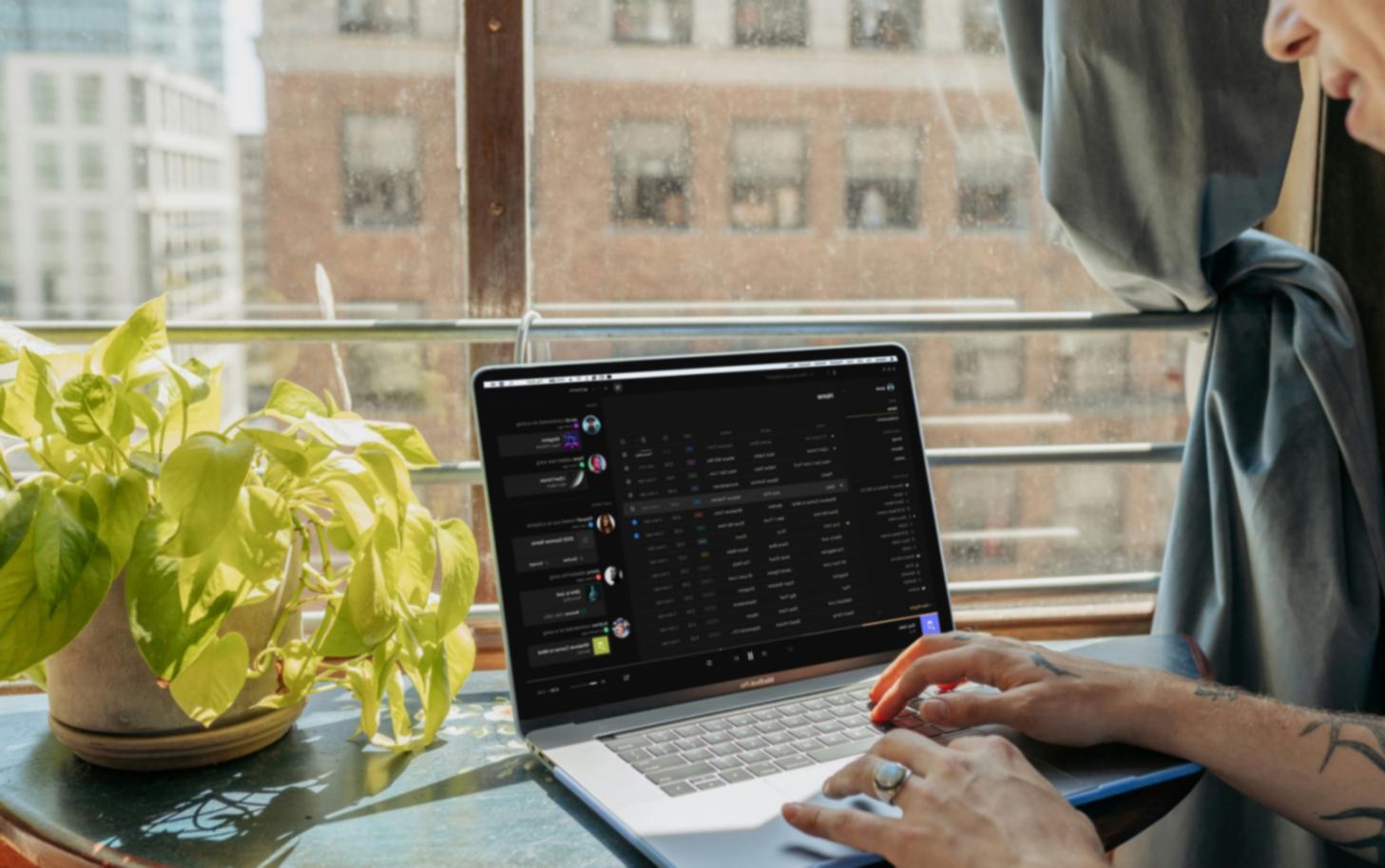 Familia revisando finanzas juntos en ambiente relajado